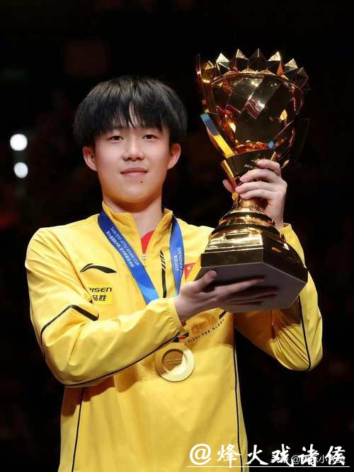 一张颁奖自拍照，竟藏了这么多戏，王楚钦笑得阳光灿烂，户上隼辅满脸“追星”喜悦，张本智和微妙表情透露无声故事