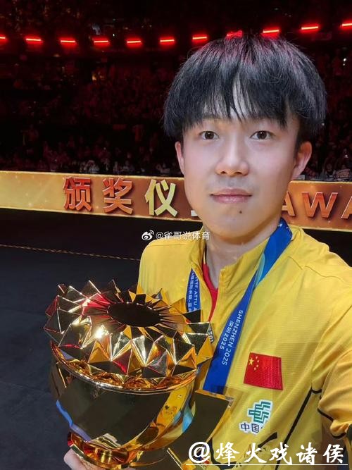 一张颁奖自拍照，竟藏了这么多戏，王楚钦笑得阳光灿烂，户上隼辅满脸“追星”喜悦，张本智和微妙表情透露无声故事